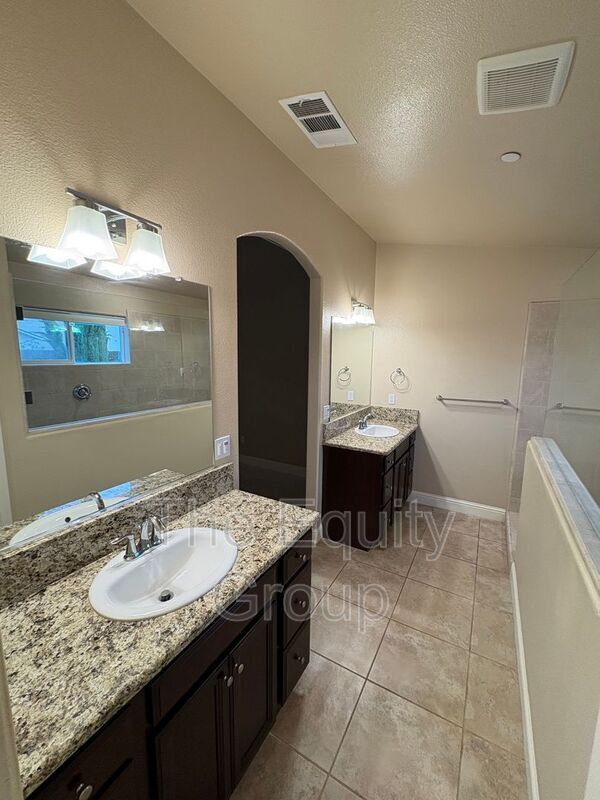 Building Photo - 4201 W Wren Ave