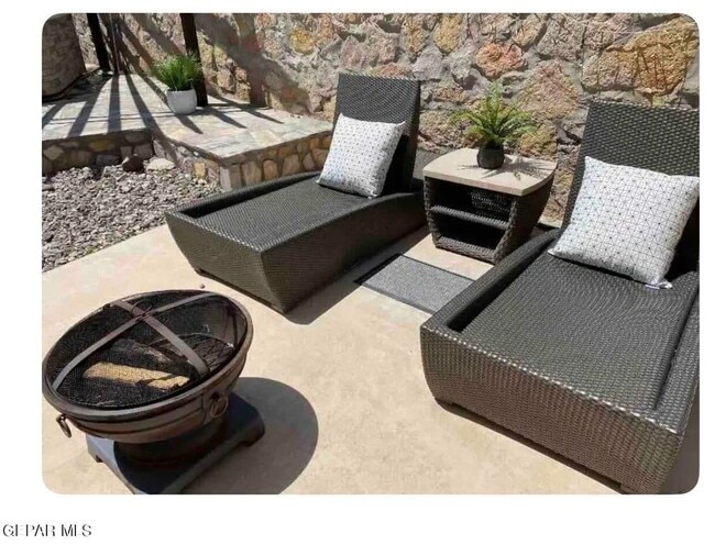 Building Photo - Beautiful Westside home FURNISHED with 4 bed-3 baths plus an office with beautiful backyard with ...