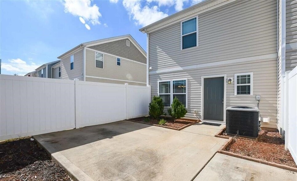 Building Photo - 412 Promenade Dr SW