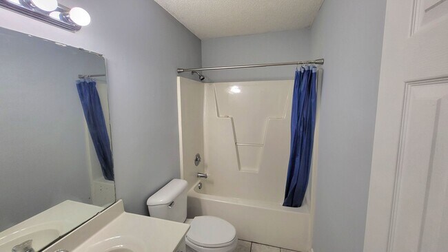 Building Photo - Welcome to this charming 3 bedroom, 2 bath...