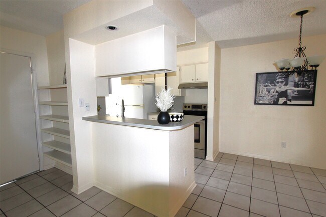 Building Photo - 250 El Dorado Blvd