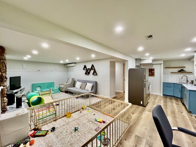 Building Photo - Spacious 5 Bed 3 Bath Home with In-Law Suite and huge yard in Olympic Hills
