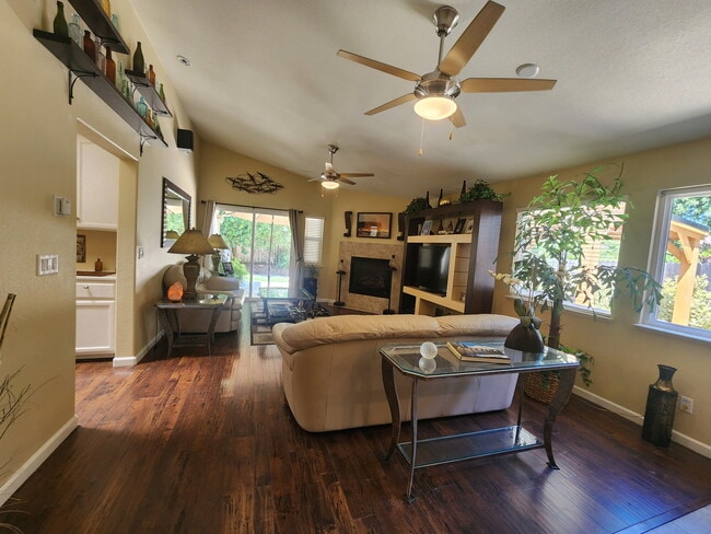 Building Photo - 2585 Greenwood Ln