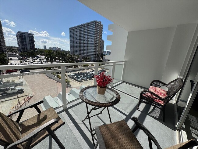 Building Photo - 2030 S Ocean Dr