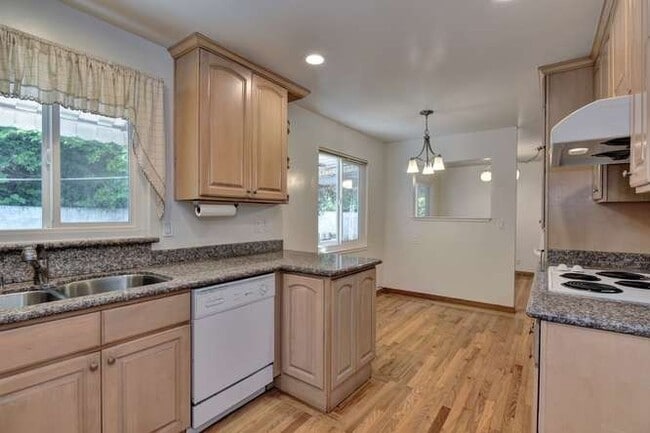 Building Photo - 3 bed 2 bath home for rent in San Mateo