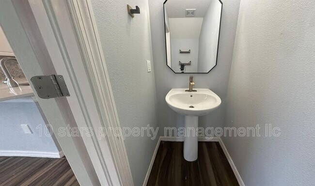 Building Photo - 7031 White Treetop Pl