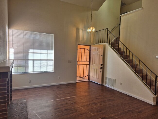 Building Photo - 3 bedroom 2.5 bath home