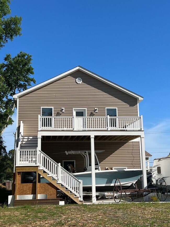 Building Photo - 3 BR, 2 BA Apartment - No HOA