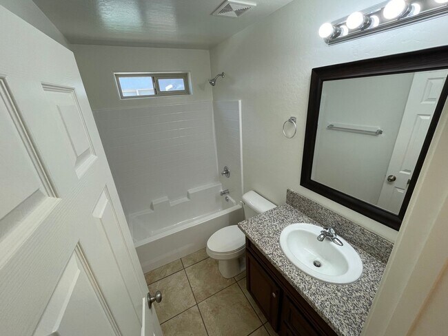 Building Photo - 7500 E Horseshoe Ln