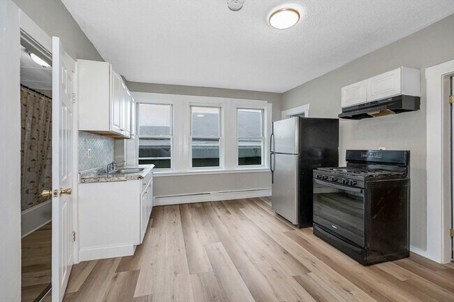 Building Photo - 50 1/2 Common St