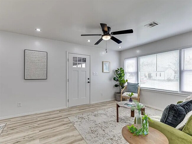 Building Photo - 1208 Jet Dr