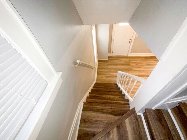 Building Photo - Elegant 3-Bedroom Home with Designer Finishes & Private Backyard!