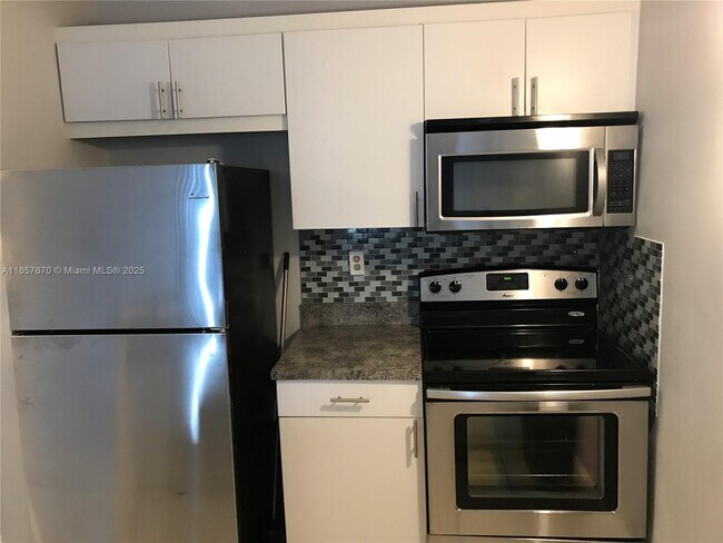 Building Photo - 2771 Riverside Dr