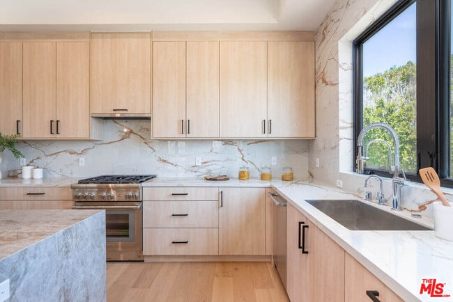 Building Photo - 1863 Barry Ave