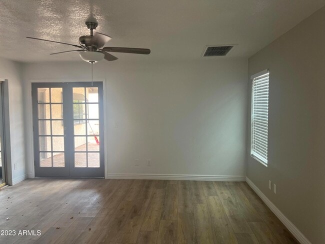 Building Photo - 1733 N La Rosa Dr