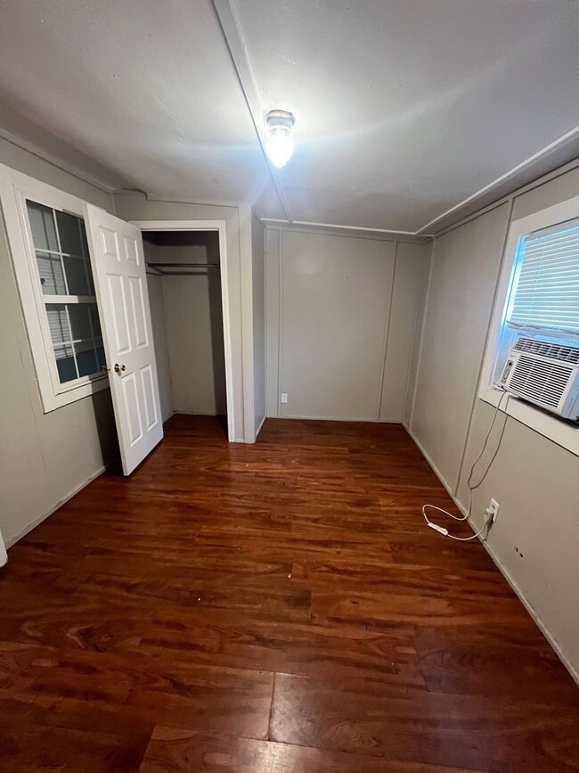 Building Photo - 2 bed 1 bath duplex