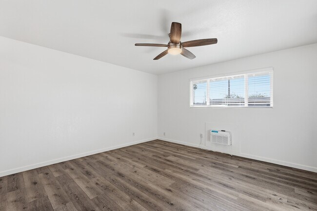 Building Photo - 1320 N 48th Pl