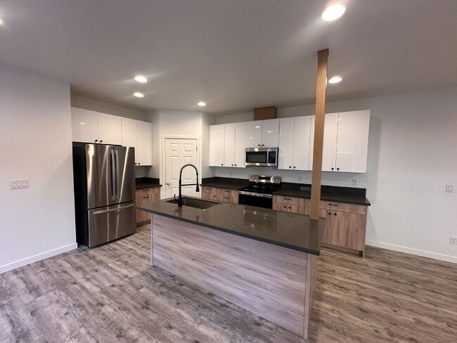 Building Photo - 20611 Independence Way