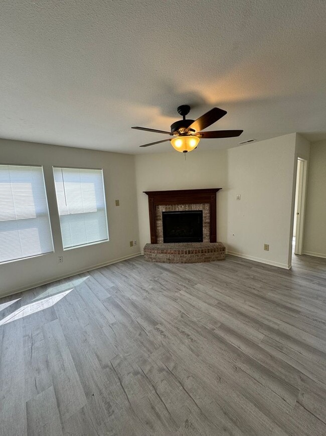 Building Photo - Camby - 3 BR ranch