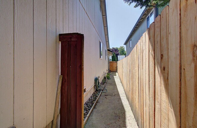 Building Photo - 3bd 2ba Ranch Style Home in North Salmon Creek - Avail Now!