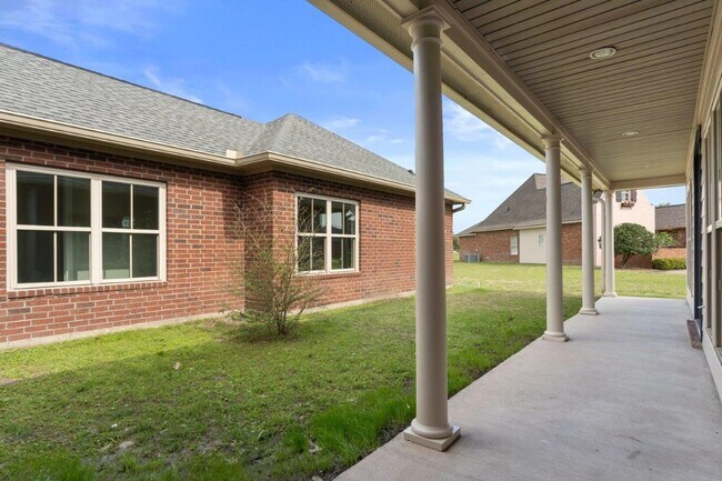 Building Photo - 4150 Primrose Dr