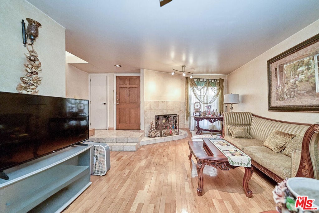 Building Photo - 219 N Isabel St