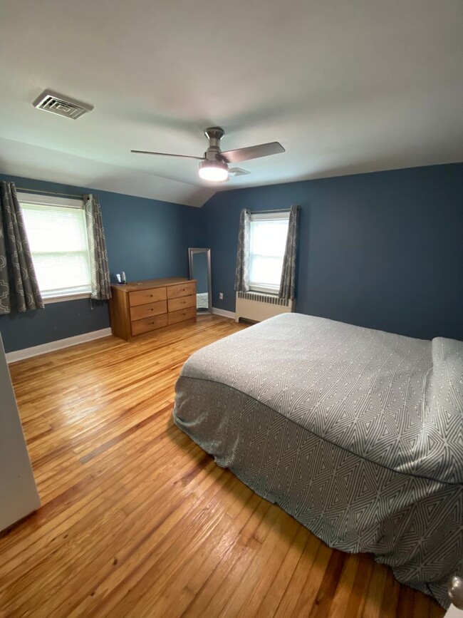Building Photo - Beautiful 3 Bedroom House with Large Fence...