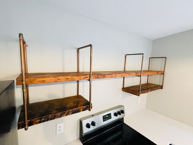 Building Photo - COMING SOON! 1 Bed / 1 Bath Cottage in U o...