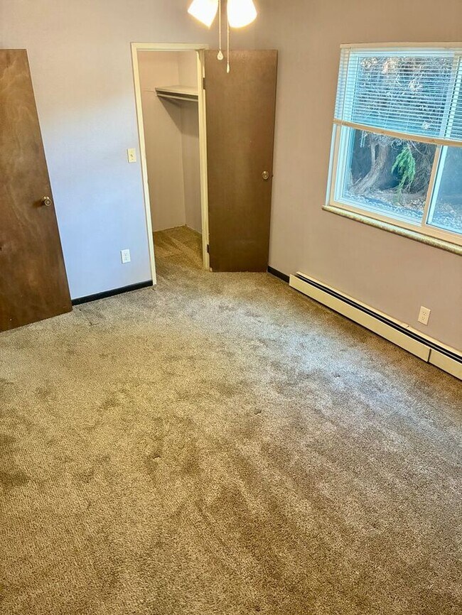 Building Photo - Great Two Bedroom, One Bath Apartments for Rent in East Loveland!  2 Weeks Free, Flexible lease t...