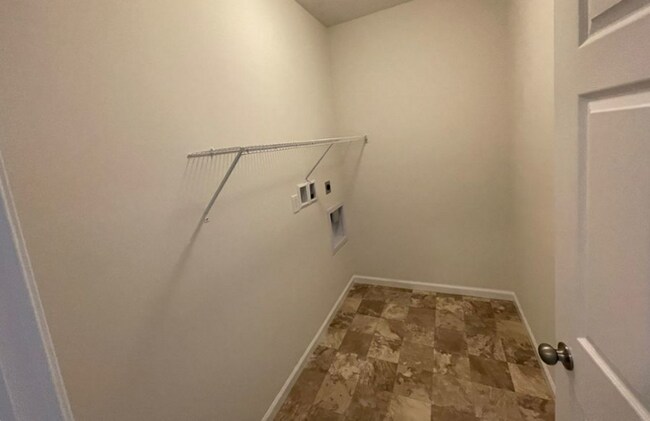 Building Photo - Stunning 4 bedroom 2.5 Bathroom Home in Ma...