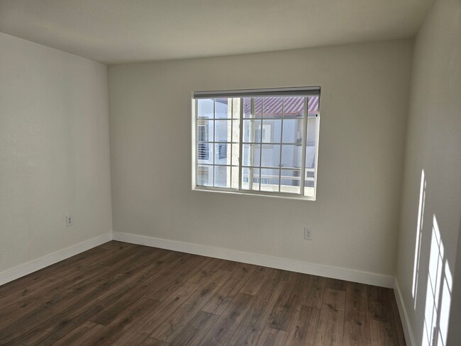 Building Photo - ~READY TO MOVE INTO~ REMODELED 2ND FLOOR 2...