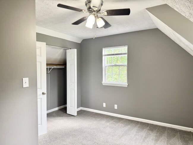 Building Photo - Three Bedroom Close to Ft. Campbell