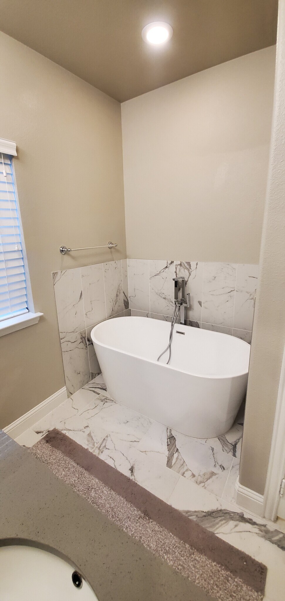 2nd floor - Master bathroom tub - 4428 Dexter Ln