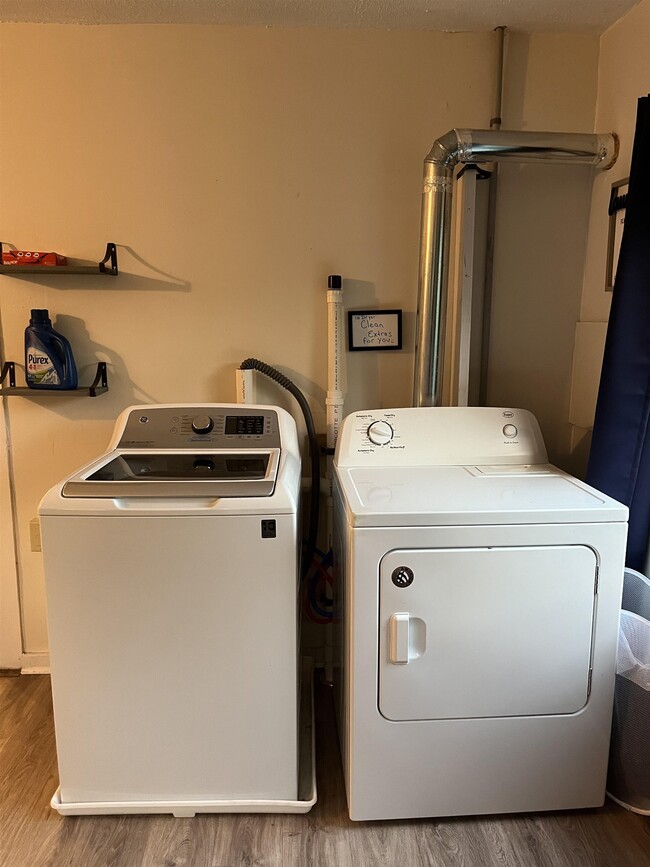 Building Photo - 486 Main St