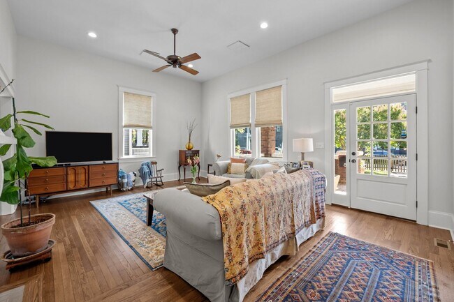 Building Photo - Gorgeous Renovation near Downtown Durham -...