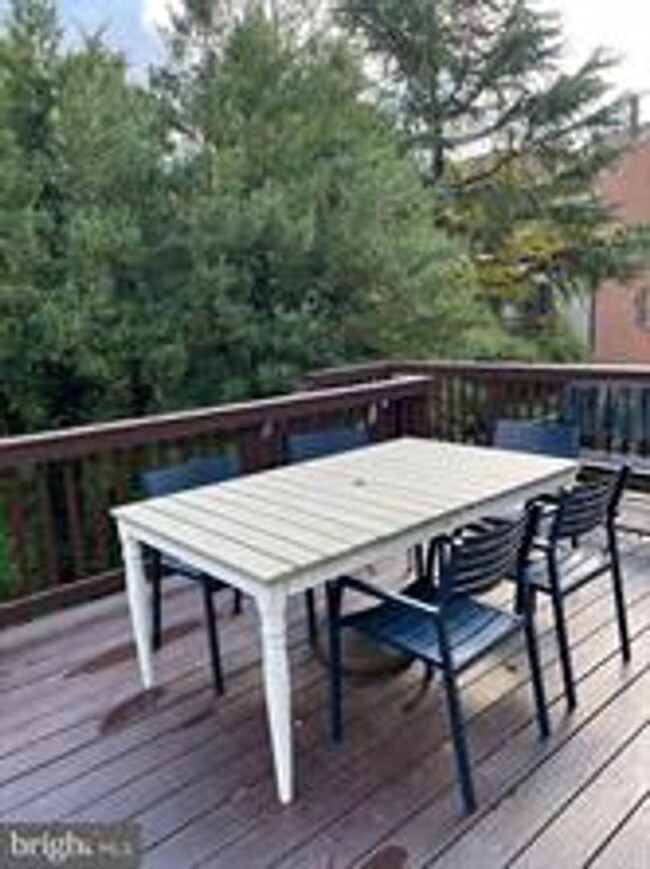 Building Photo - BEAUTIFUL END UNIT TH NEAR DOWNTOWN ROCKVILLE