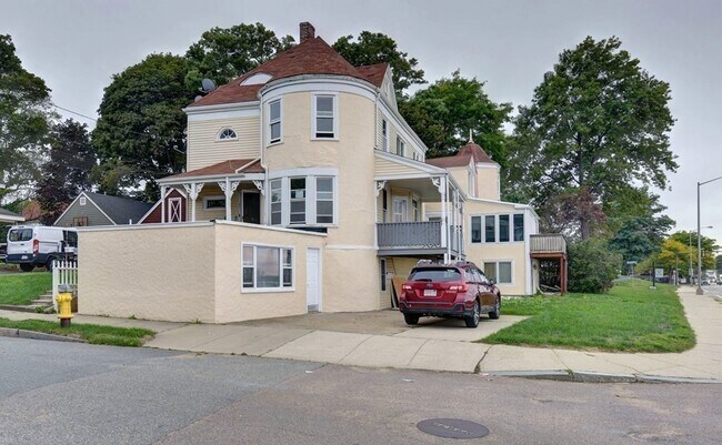 Building Photo - 192 Davis St