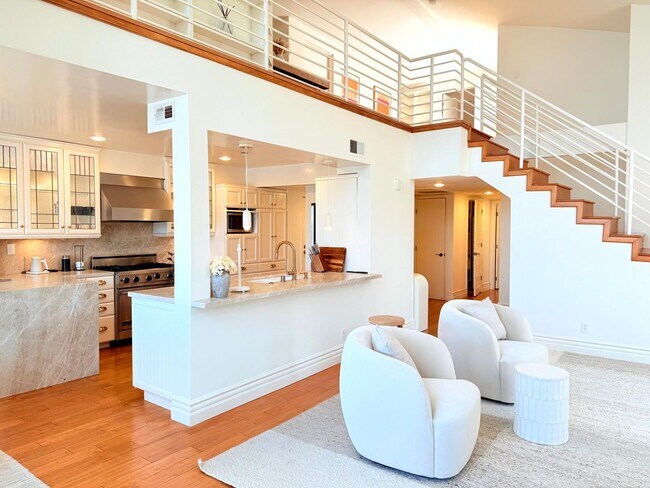 Building Photo - Sophisticated Bright & Spacious Furnished ...