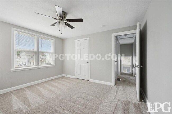 Building Photo - 928 W Gramercy Ave