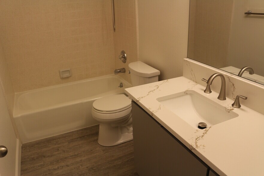 Frt Bath w/shwr tub - 2210 Ceanothus Ave