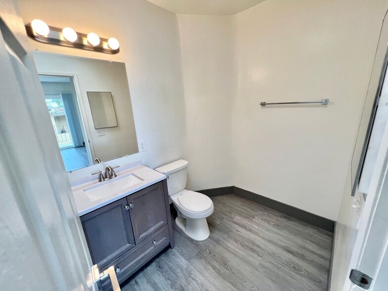 Building Photo - 3359 Mentone Ave