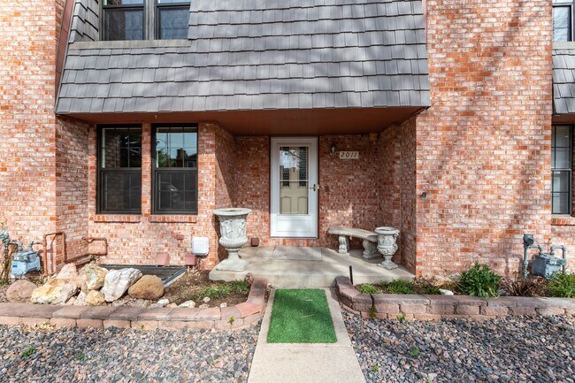 Building Photo - Beautifully Maintained Townhome with Fantastic Amenities