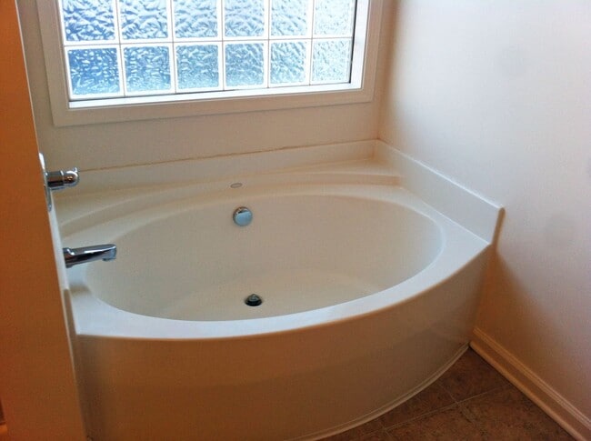 Building Photo - Lovely, Upscale Home! All Electric, Garage, Fenced Backyard; $1,900/Mo with 2 Yr Lease!