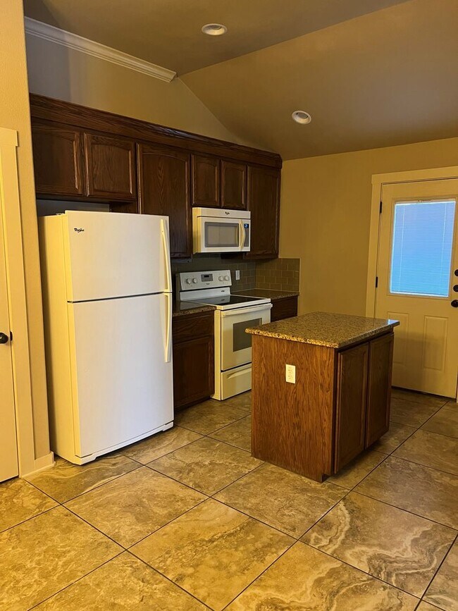 Building Photo - 3302 Lineage Loop