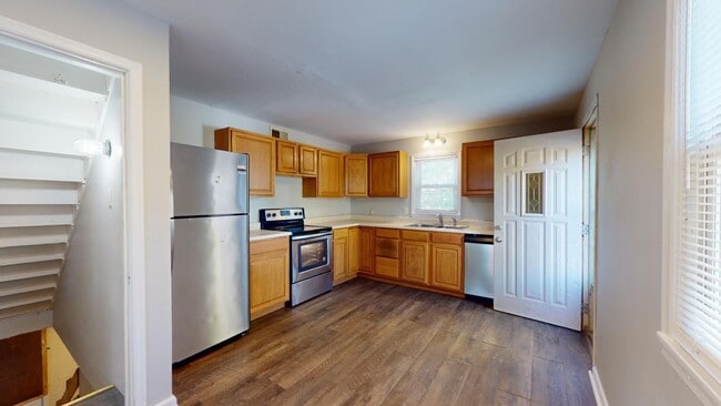 Building Photo - AVAILABLE AUGUST 1st! Spacious 4 Bedroom House Near Campus!