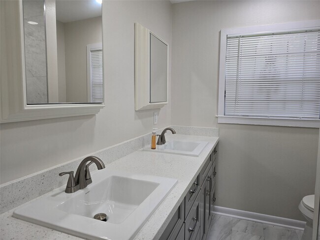 Building Photo - 10518 Royal Oaks Dr