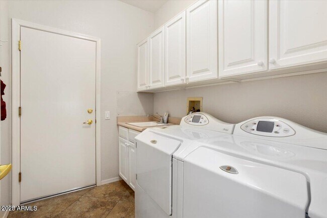 Building Photo - 16232 W Tapatio Dr