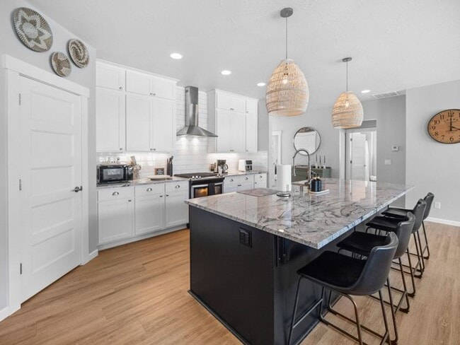 Building Photo - Fully Furnished Luxury 3-Bed, 2-Bath Home ...