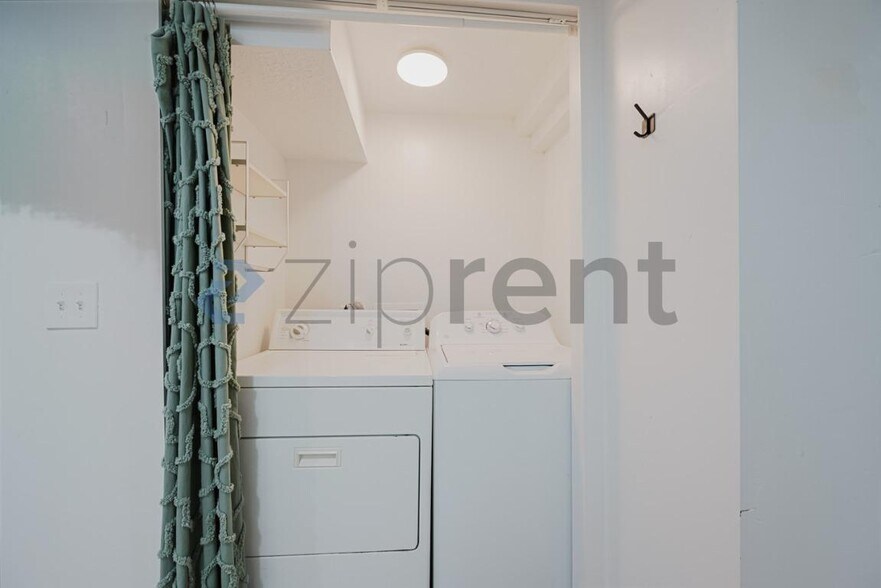Building Photo - Unit B