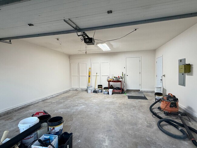 Building Photo - Complete new remodel 3-2-2 home off Broadw...